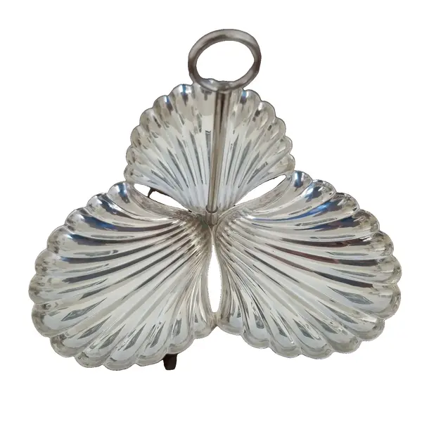 Foto de um(a) Petisqueira em formato de concha, da categoria de Outros utensílios para servir. Antiga e linda petisqueira em formato de concha, peça decorativa em prata 90. Medidas : altura 15 cm x diâmetro 18 cm x... Vendido no marketplace Trésors.
