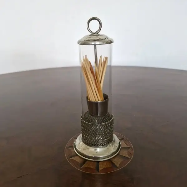 Foto de um(a) Antigo paliteiro em metal, da categoria de Paliteiros. Antigo paliteiro em metal com detalhes em cristal. Medidas : altura 14,5 cm x base 5,5 cm. Mostrado de uma perspectiva diferente. Vendido no marketplace Trésors.