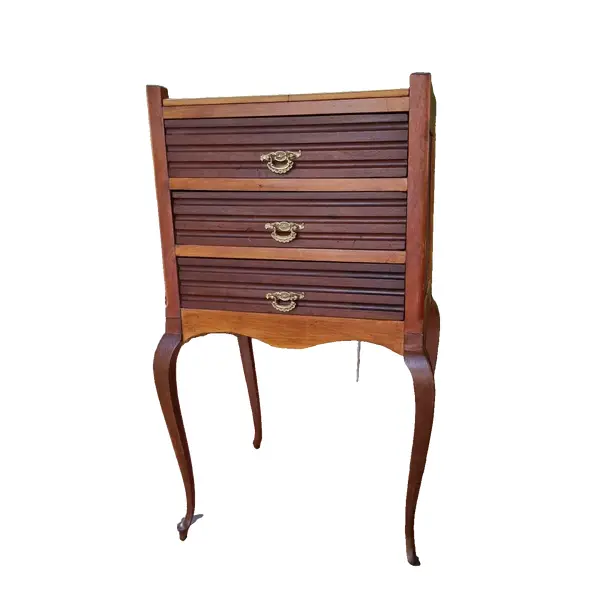 Foto de um(a) Mesa alta de cabeceira com pés chipandelle, da categoria de Mesas laterais. Mesa alta de cabeceira com pés chipandelle, possui três gavetas grandes com lindos puxadores em bronze. Medidas : altura... Vendido no marketplace Trésors.