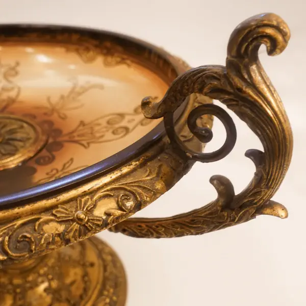 Foto de um(a) CENTRO DE MESA ART NOUVEAU EM RESINA, da categoria de Centro de mesa. Este impressionante centro de mesa é uma peça única, feita de uma combinação encantadora de madeira, resina e acrílico. É... Mostrado de uma perspectiva diferente. Vendido no marketplace Trésors.