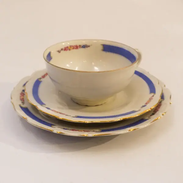Foto de um(a) Trio de chá em Porcelana da Tchecoslováquia, da categoria de Conjuntos de café e chá. Este gracioso trio de chá em porcelana da Checoslováquia é uma verdadeira expressão de elegância e refinamento. Composto por... Mostrado de uma perspectiva diferente. Vendido no marketplace Trésors.