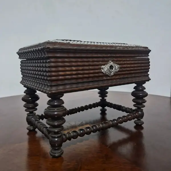 Foto de um(a) Caixa de música e porta jóias antigo, da categoria de Porta-Jóias. Magnifica caixa de música e porta jóias antigo, fabricado na década de 30. Produzido artesanalmente em madeira jacarandá da... Mostrado de uma perspectiva diferente. Vendido no marketplace Trésors.