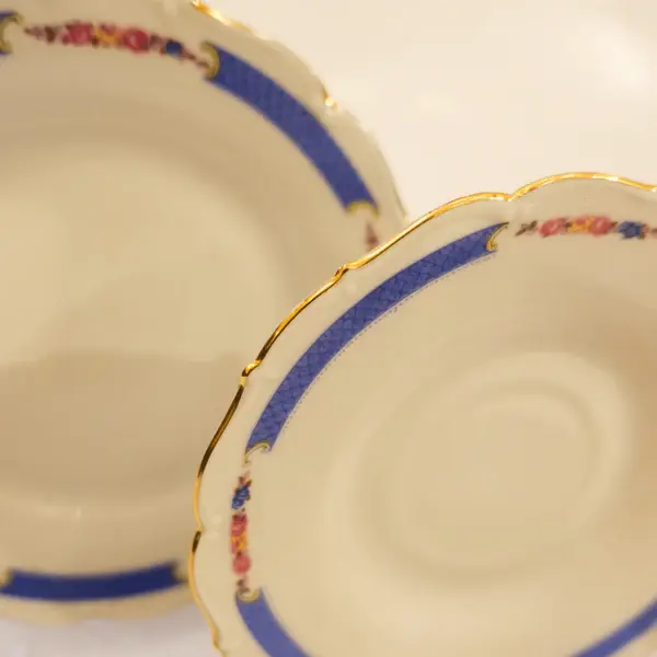 Foto de um(a) Trio de chá em Porcelana da Tchecoslováquia, da categoria de Conjuntos de café e chá. Este gracioso trio de chá em porcelana da Checoslováquia é uma verdadeira expressão de elegância e refinamento. Composto por... Mostrado de uma perspectiva diferente. Vendido no marketplace Trésors.