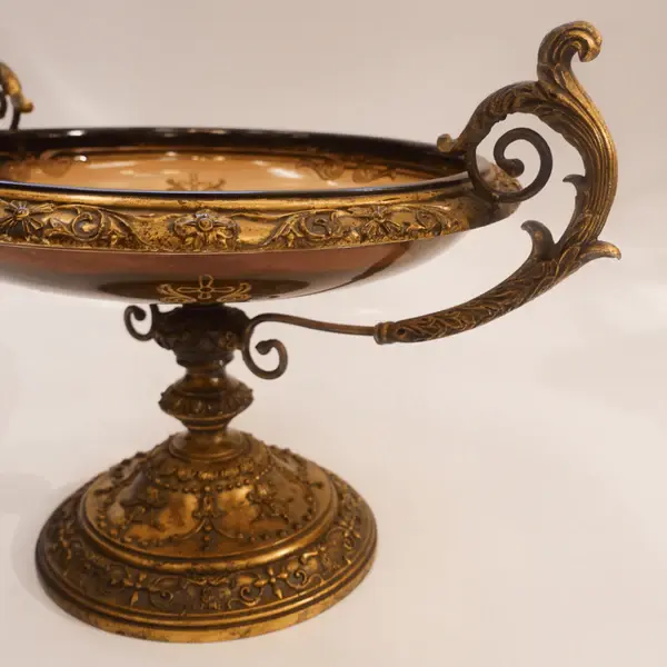 Foto de um(a) CENTRO DE MESA ART NOUVEAU EM RESINA, da categoria de Centro de mesa. Este impressionante centro de mesa é uma peça única, feita de uma combinação encantadora de madeira, resina e acrílico. É... Mostrado de uma perspectiva diferente. Vendido no marketplace Trésors.