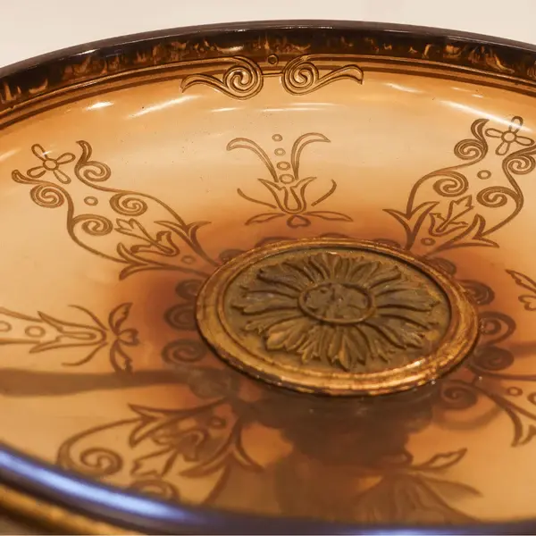 Foto de um(a) CENTRO DE MESA ART NOUVEAU EM RESINA, da categoria de Centro de mesa. Este impressionante centro de mesa é uma peça única, feita de uma combinação encantadora de madeira, resina e acrílico. É... Mostrado de uma perspectiva diferente. Vendido no marketplace Trésors.