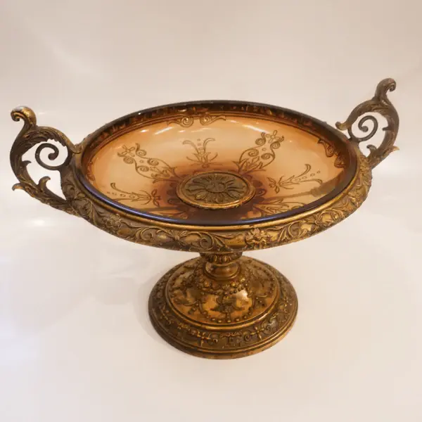 Foto de um(a) CENTRO DE MESA ART NOUVEAU EM RESINA, da categoria de Centro de mesa. Este impressionante centro de mesa é uma peça única, feita de uma combinação encantadora de madeira, resina e acrílico. É... Mostrado de uma perspectiva diferente. Vendido no marketplace Trésors.