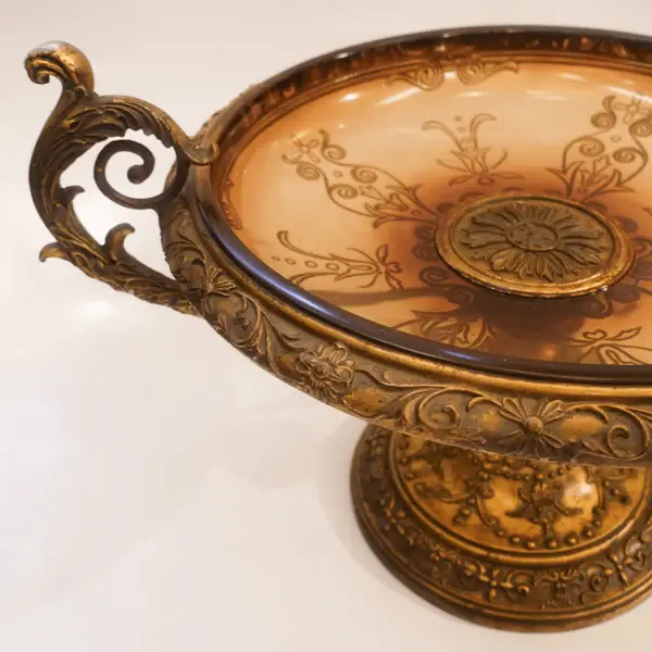 Foto de um(a) CENTRO DE MESA ART NOUVEAU EM RESINA, da categoria de Centro de mesa. Este impressionante centro de mesa é uma peça única, feita de uma combinação encantadora de madeira, resina e acrílico. É... Mostrado de uma perspectiva diferente. Vendido no marketplace Trésors.