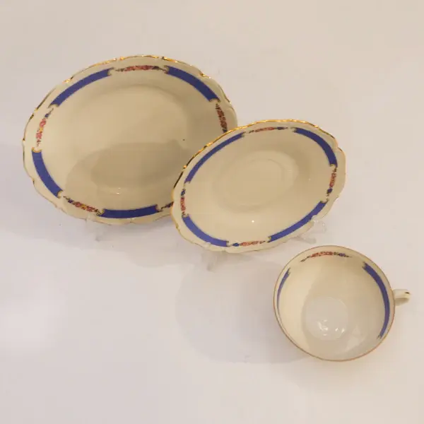 Foto de um(a) Trio de chá em Porcelana da Tchecoslováquia, da categoria de Conjuntos de café e chá. Este gracioso trio de chá em porcelana da Checoslováquia é uma verdadeira expressão de elegância e refinamento. Composto por... Mostrado de uma perspectiva diferente. Vendido no marketplace Trésors.