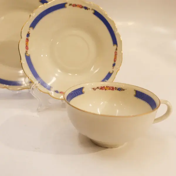 Foto de um(a) Trio de chá em Porcelana da Tchecoslováquia, da categoria de Conjuntos de café e chá. Este gracioso trio de chá em porcelana da Checoslováquia é uma verdadeira expressão de elegância e refinamento. Composto por... Mostrado de uma perspectiva diferente. Vendido no marketplace Trésors.