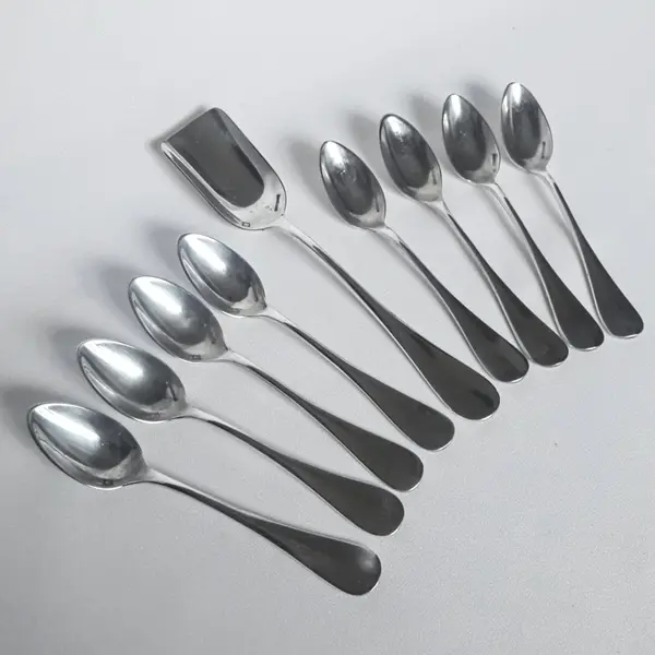 Foto de um(a) Lote de antigas 8 colheres p/ café + 1 p/ açucareiro, prata Ercuis - França, Modelo Fidélio, da categoria de Colheres. Conjunto de Antigas 8 Colheres de Café em Metal Espessurado à Prata + 1 Colher p/ Açucareiro. Renomada Fabricante Francesa... Mostrado de uma perspectiva diferente. Vendido no marketplace Trésors.
