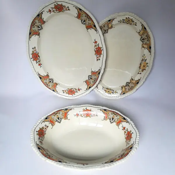 Foto de um(a) 2 Antigas travessas e saladeira em faiança inglesa Woods Ivory Ware, 1930-31, da categoria de Travessas e tigelas. Lote de antigas louças para serviço em faiança. Carimbo referente à fabricante Inglesa Woods Ware, usado de 1930 à 1931.... Mostrado de uma perspectiva diferente. Vendido no marketplace Trésors.