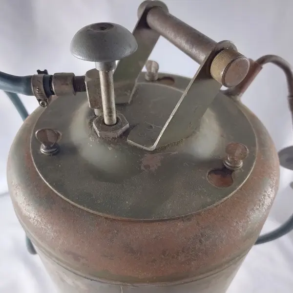 Foto de um(a) Militaria - Bomba de Óleo Antiga, da categoria de Outras militarias. Militaria - Bomba de Óleo Antiga - 50cm de altura - 27cm de diâmetro - Ótimo para de coração de garagem e ambientes rústicos. Mostrado de uma perspectiva diferente. Vendido no marketplace Trésors.