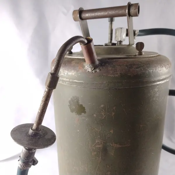 Foto de um(a) Militaria - Bomba de Óleo Antiga, da categoria de Outras militarias. Militaria - Bomba de Óleo Antiga - 50cm de altura - 27cm de diâmetro - Ótimo para de coração de garagem e ambientes rústicos. Mostrado de uma perspectiva diferente. Vendido no marketplace Trésors.