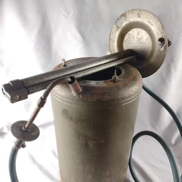 Foto de um(a) Militaria - Bomba de Óleo Antiga, da categoria de Outras militarias. Militaria - Bomba de Óleo Antiga - 50cm de altura - 27cm de diâmetro - Ótimo para de coração de garagem e ambientes rústicos. Mostrado de uma perspectiva diferente. Vendido no marketplace Trésors.