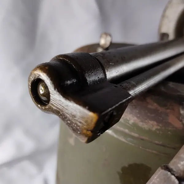 Foto de um(a) Militaria - Bomba de Óleo Antiga, da categoria de Outras militarias. Militaria - Bomba de Óleo Antiga - 50cm de altura - 27cm de diâmetro - Ótimo para de coração de garagem e ambientes rústicos. Mostrado de uma perspectiva diferente. Vendido no marketplace Trésors.