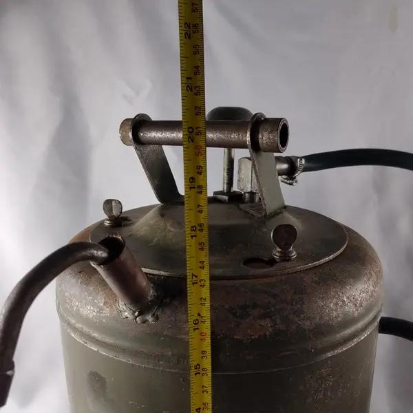 Foto de um(a) Militaria - Bomba de Óleo Antiga, da categoria de Outras militarias. Militaria - Bomba de Óleo Antiga - 50cm de altura - 27cm de diâmetro - Ótimo para de coração de garagem e ambientes rústicos. Mostrado de uma perspectiva diferente. Vendido no marketplace Trésors.