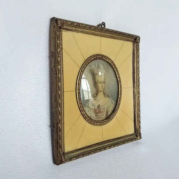 Foto de um(a) Antiga Pintura Retrato Miniatura Sobre Marfim, Dama Vitoriana, Séc XIX/XX, da categoria de Pinturas. Antiga Pintura de Retrato em Miniatura. Peça Européia, período transicional século XIX/XX (1890-1920). Pintura sobre placa... Mostrado de uma perspectiva diferente. Vendido no marketplace Trésors.