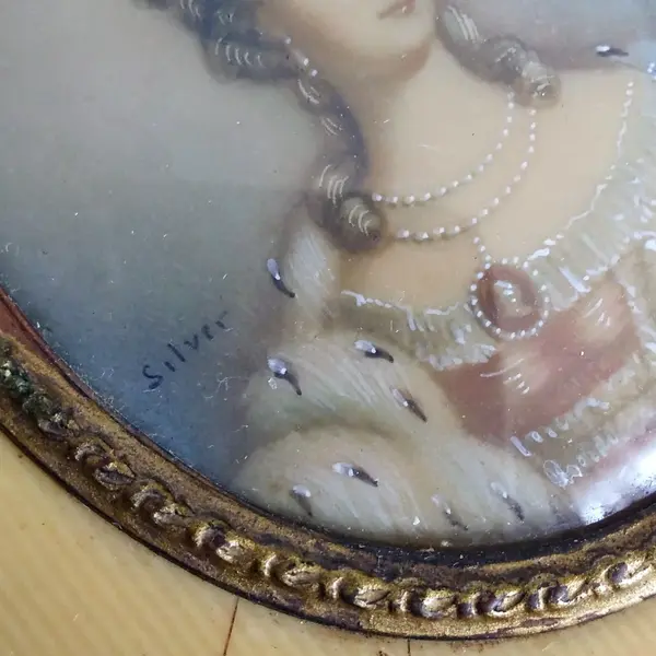 Foto de um(a) Antiga Pintura Retrato Miniatura Sobre Marfim, Dama Vitoriana, Séc XIX/XX, da categoria de Pinturas. Antiga Pintura de Retrato em Miniatura. Peça Européia, período transicional século XIX/XX (1890-1920). Pintura sobre placa... Mostrado de uma perspectiva diferente. Vendido no marketplace Trésors.