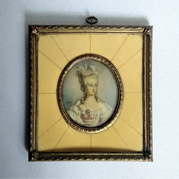 Foto de um(a) Antiga Pintura Retrato Miniatura Sobre Marfim, Dama Vitoriana, Séc XIX/XX, da categoria de Pinturas. Antiga Pintura de Retrato em Miniatura. Peça Européia, período transicional século XIX/XX (1890-1920). Pintura sobre placa... Mostrado de uma perspectiva diferente. Vendido no marketplace Trésors.