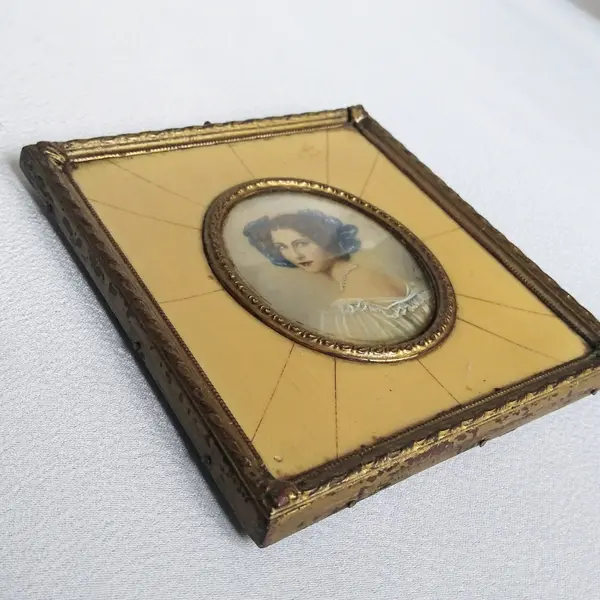 Foto de um(a) Antiga Pintura Retrato Miniatura Sobre Marfim Jovem Vitoriana, Séc XIX/XX, da categoria de Pinturas. Antiga Pintura de Retrato em Miniatura. Peça Européia, período transicional século XIX/XX (1890-1920). Pintura sobre placa... Mostrado de uma perspectiva diferente. Vendido no marketplace Trésors.