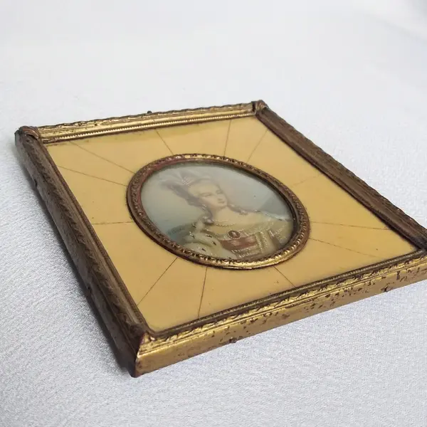 Foto de um(a) Antiga Pintura Retrato Miniatura Sobre Marfim, Dama Vitoriana, Séc XIX/XX, da categoria de Pinturas. Antiga Pintura de Retrato em Miniatura. Peça Européia, período transicional século XIX/XX (1890-1920). Pintura sobre placa... Mostrado de uma perspectiva diferente. Vendido no marketplace Trésors.