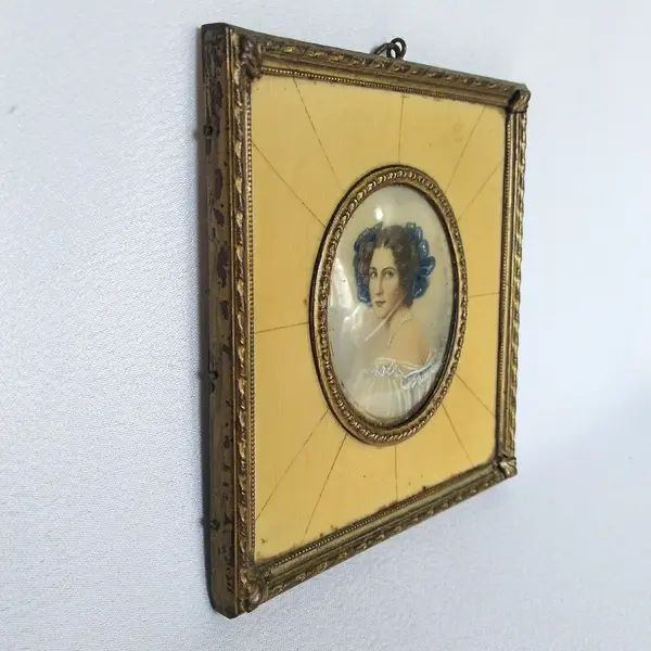 Foto de um(a) Antiga Pintura Retrato Miniatura Sobre Marfim Jovem Vitoriana, Séc XIX/XX, da categoria de Pinturas. Antiga Pintura de Retrato em Miniatura. Peça Européia, período transicional século XIX/XX (1890-1920). Pintura sobre placa... Mostrado de uma perspectiva diferente. Vendido no marketplace Trésors.