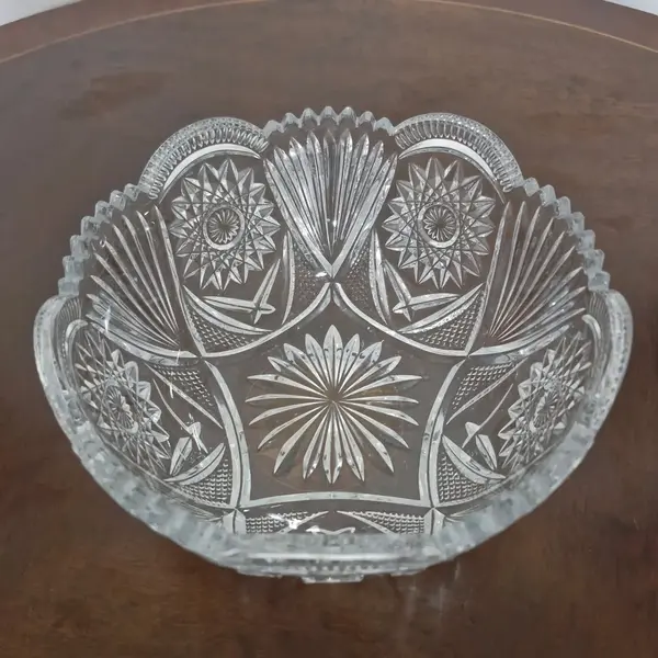Foto de um(a) Tigela em cristal lapidado, da categoria de Travessas e tigelas. Bela tigela em cristal com lapidação estilo tcheco, adornada com estrelas, que exibe um trabalho de alta qualidade e... Mostrado de uma perspectiva diferente. Vendido no marketplace Trésors.