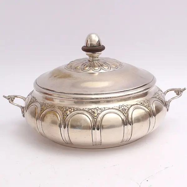 Foto de um(a) Grande e Imponente Sopeira Portuguesa Fernando Alves - Espessurada a prata, da categoria de Terrinas de sopa. Extraordinária sopeira portuguesa banhada a prata, marca Fernando Alves, toda trabalhada, bem grande com capacidade de 10... Mostrado de uma perspectiva diferente. Vendido no marketplace Trésors.