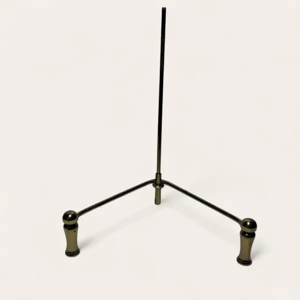 Foto de um(a) Prato decorativo em porcelana Real, da categoria de Pratos Decorativos. Prato com bordas douradas e centro com cena galante. Lindo e em ótimo estado. Porcelana Real. Acompanha suporte regulável em... Mostrado de uma perspectiva diferente. Vendido no marketplace Trésors.