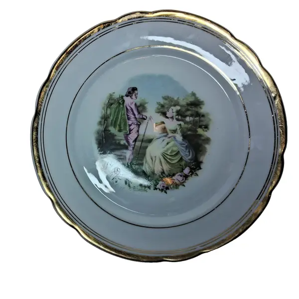 Foto de um(a) Prato decorativo em porcelana Real, da categoria de Pratos Decorativos. Prato com bordas douradas e centro com cena galante. Lindo e em ótimo estado. Porcelana Real. Acompanha suporte regulável em... Vendido no marketplace Trésors.