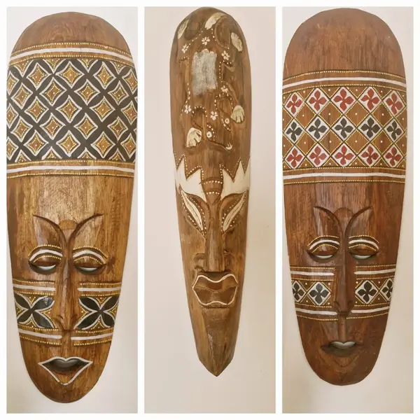 Foto de um(a) Belas máscaras de Bali, da categoria de Objetos de parede esculturais. Trio de máscaras de Bali. As máscaras de Bali misturam espiritualidade, ancestralidade, história e arte. Objeto decorativo e... Mostrado de uma perspectiva diferente. Vendido no marketplace Trésors.