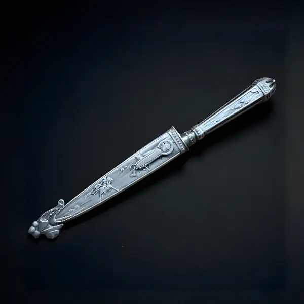 Foto de um(a) Antiga Faca Gaúcha Em Metal Prateado Elmo Prata, da categoria de Facas. **Faca gaúcha com bainha e cabo trabalhados – Cutelaria Elmo.** Uma peça que traduz a alma do sul do Brasil. Esta faca... Mostrado de uma perspectiva diferente. Vendido no marketplace Trésors.