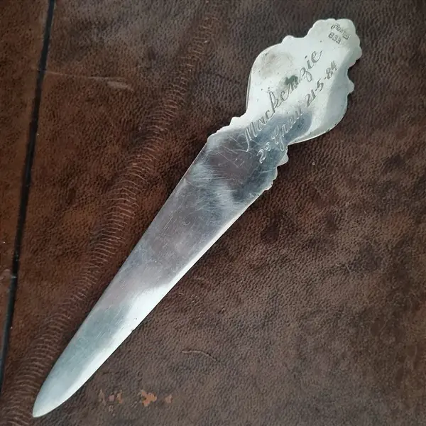 Foto de um(a) Antiga Espátula Abre Cartas Em Prata De Lei, da categoria de Outros colecionáveis. Antiga espátula abre cartas em prata de lei 833. Gravado´´ Mackenzie 2 grau 21-05-84`` no verso. Origem:Brasil século... Mostrado de uma perspectiva diferente. Vendido no marketplace Trésors.