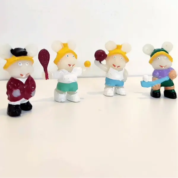 Foto de um(a) Topo Gigio em miniatura do KinderOvo europeu, da categoria de Brinquedos antigos. Kit 4 Topo Gigio em miniatura do KinderOvo europeu. Mostrado de uma perspectiva diferente. Vendido no marketplace Trésors.