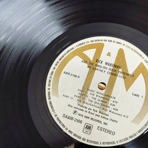 Foto de um(a) ​LP Rick Wakeman, No earthly connection, de 197, da categoria de LPs ou Discos de Vinil . LP Rick Wakeman, No earthly connection, de 1976. Em excelente estado de conservação, apenas mínimos riscos superficiais. Mostrado de uma perspectiva diferente. Vendido no marketplace Trésors.