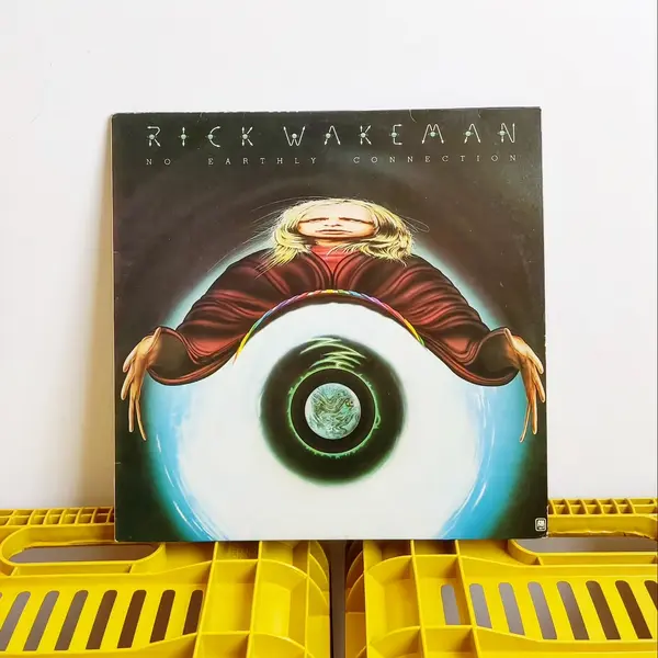 Foto de um(a) ​LP Rick Wakeman, No earthly connection, de 197, da categoria de LPs ou Discos de Vinil . LP Rick Wakeman, No earthly connection, de 1976. Em excelente estado de conservação, apenas mínimos riscos superficiais. Mostrado de uma perspectiva diferente. Vendido no marketplace Trésors.