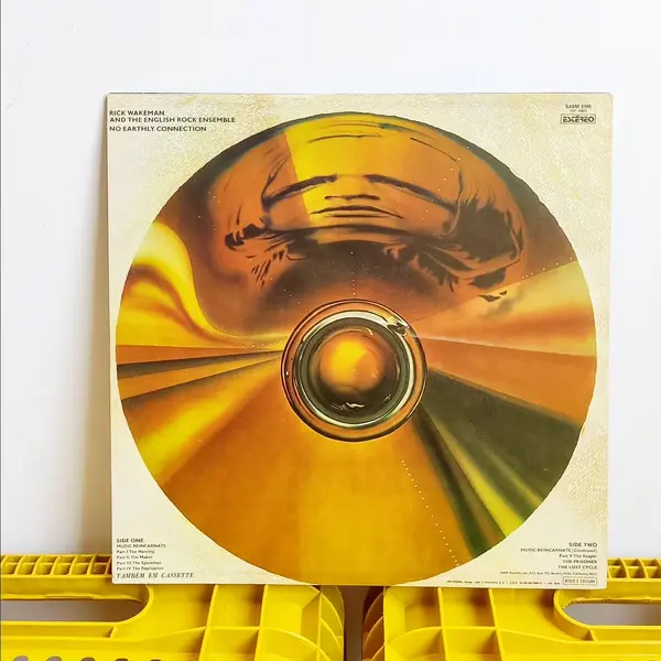 Foto de um(a) ​LP Rick Wakeman, No earthly connection, de 197, da categoria de LPs ou Discos de Vinil . LP Rick Wakeman, No earthly connection, de 1976. Em excelente estado de conservação, apenas mínimos riscos superficiais. Mostrado de uma perspectiva diferente. Vendido no marketplace Trésors.
