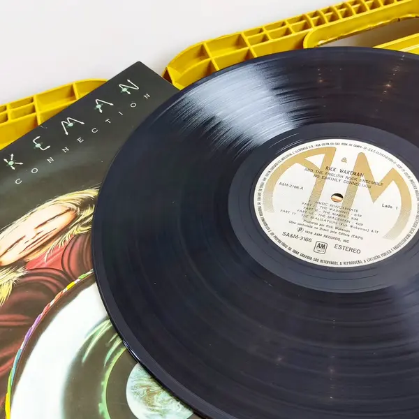 Foto de um(a) ​LP Rick Wakeman, No earthly connection, de 197, da categoria de LPs ou Discos de Vinil . LP Rick Wakeman, No earthly connection, de 1976. Em excelente estado de conservação, apenas mínimos riscos superficiais. Mostrado de uma perspectiva diferente. Vendido no marketplace Trésors.