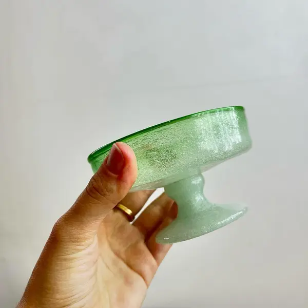 Foto de um(a) Taças de sobremesa em vidro soprado - 3und, da categoria de Taças. 3 taças de sobremesa em grosso vidro soprado e moldado artesanalmente. Uma com quase imperceptível trincado. Medidas: 10x6cm. Mostrado de uma perspectiva diferente. Vendido no marketplace Trésors.