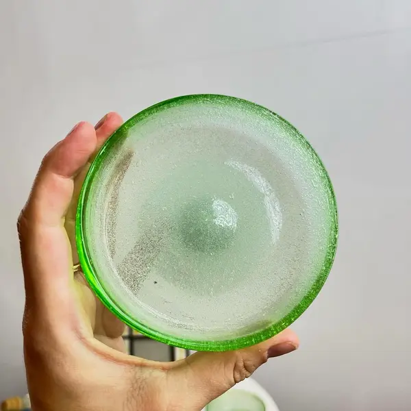 Foto de um(a) Taças de sobremesa em vidro soprado - 3und, da categoria de Taças. 3 taças de sobremesa em grosso vidro soprado e moldado artesanalmente. Uma com quase imperceptível trincado. Medidas: 10x6cm. Mostrado de uma perspectiva diferente. Vendido no marketplace Trésors.