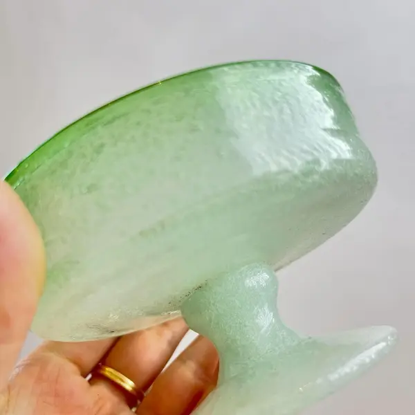 Foto de um(a) Taças de sobremesa em vidro soprado - 3und, da categoria de Taças. 3 taças de sobremesa em grosso vidro soprado e moldado artesanalmente. Uma com quase imperceptível trincado. Medidas: 10x6cm. Mostrado de uma perspectiva diferente. Vendido no marketplace Trésors.