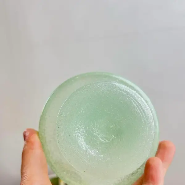 Foto de um(a) Taças de sobremesa em vidro soprado - 3und, da categoria de Taças. 3 taças de sobremesa em grosso vidro soprado e moldado artesanalmente. Uma com quase imperceptível trincado. Medidas: 10x6cm. Mostrado de uma perspectiva diferente. Vendido no marketplace Trésors.