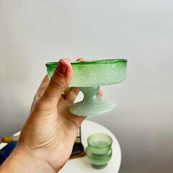 Foto de um(a) Taças de sobremesa em vidro soprado - 3und, da categoria de Taças. 3 taças de sobremesa em grosso vidro soprado e moldado artesanalmente. Uma com quase imperceptível trincado. Medidas: 10x6cm. Mostrado de uma perspectiva diferente. Vendido no marketplace Trésors.