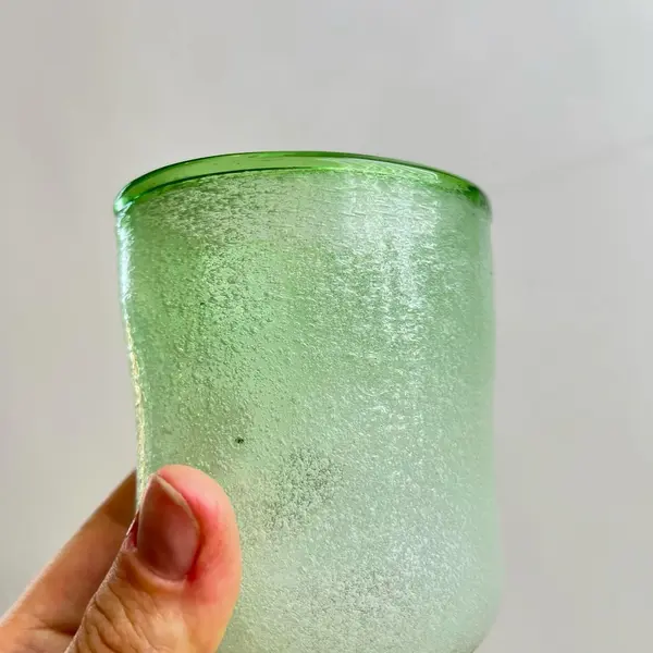 Foto de um(a) Trio de taças em vidro grosso soprado, da categoria de Taças. Trio de taças em vidro grosso soprado e moldado artesanalmente. Perfeito estado. Medidas: 17x8cm. Mostrado de uma perspectiva diferente. Vendido no marketplace Trésors.