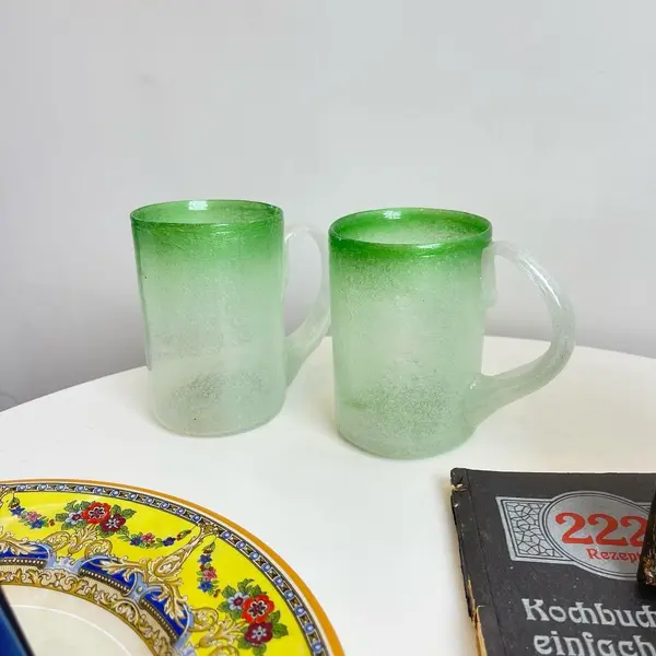 Foto de um(a) Par de canecas em grosso vidro soprado, da categoria de Canecas. 2 canecas que podem ser usadas tanto para chopp quanto para bebidas quentes em grosso vidro soprado e moldado... Mostrado de uma perspectiva diferente. Vendido no marketplace Trésors.