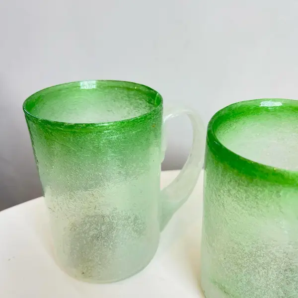 Foto de um(a) Par de canecas em grosso vidro soprado, da categoria de Canecas. 2 canecas que podem ser usadas tanto para chopp quanto para bebidas quentes em grosso vidro soprado e moldado... Mostrado de uma perspectiva diferente. Vendido no marketplace Trésors.