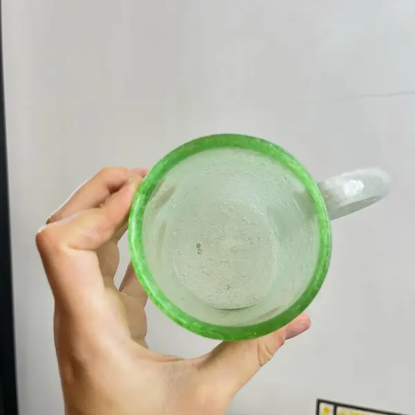 Foto de um(a) Par de canecas em grosso vidro soprado, da categoria de Canecas. 2 canecas que podem ser usadas tanto para chopp quanto para bebidas quentes em grosso vidro soprado e moldado... Mostrado de uma perspectiva diferente. Vendido no marketplace Trésors.