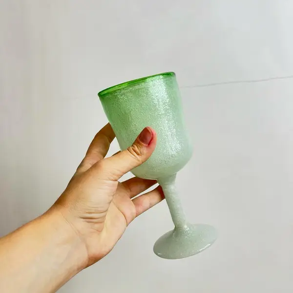 Foto de um(a) Trio de taças em vidro grosso soprado, da categoria de Taças. Trio de taças em vidro grosso soprado e moldado artesanalmente. Perfeito estado. Medidas: 17x8cm. Mostrado de uma perspectiva diferente. Vendido no marketplace Trésors.