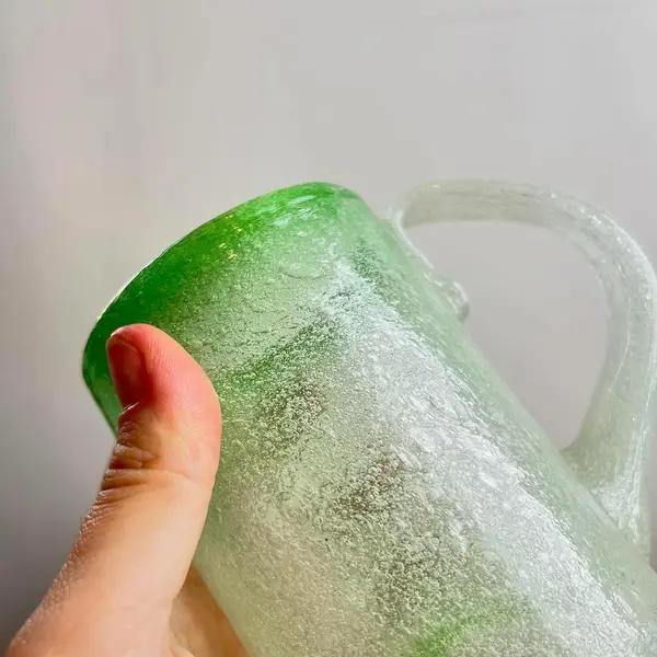 Foto de um(a) Par de canecas em grosso vidro soprado, da categoria de Canecas. 2 canecas que podem ser usadas tanto para chopp quanto para bebidas quentes em grosso vidro soprado e moldado... Mostrado de uma perspectiva diferente. Vendido no marketplace Trésors.