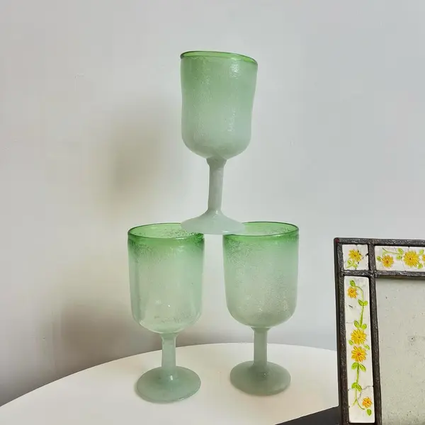 Foto de um(a) Trio de taças em vidro grosso soprado, da categoria de Taças. Trio de taças em vidro grosso soprado e moldado artesanalmente. Perfeito estado. Medidas: 17x8cm. Mostrado de uma perspectiva diferente. Vendido no marketplace Trésors.